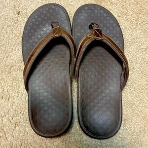 Vionic sandals size 8